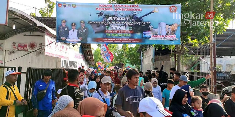 HUT ke-77 TNI, Ribuan Warga Tumpah Ruah Ikuti Jalan Sehat di Sambong Blora
