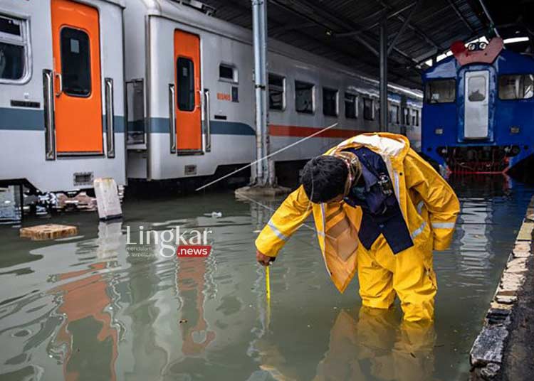 Perjalanan Kereta Api Lintas Utara Jawa Kembali Normal Pasca Terendam Banjir