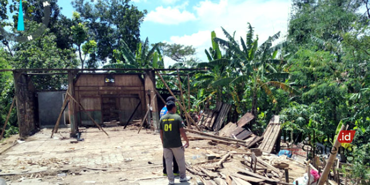 Terdampak Tanah Bergerak, Rumah Warga Kacangan Blora Terpaksa Dibongkar