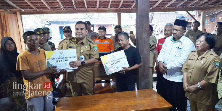 Bupati Arief Serahkan Bantuan Korban Kebakaran di Jati Blora