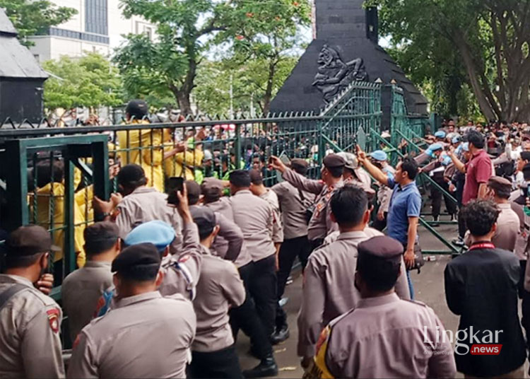 Tolak Perppu Cipta Kerja, Demo Massa Robohkan Gerbang DPRD Jateng