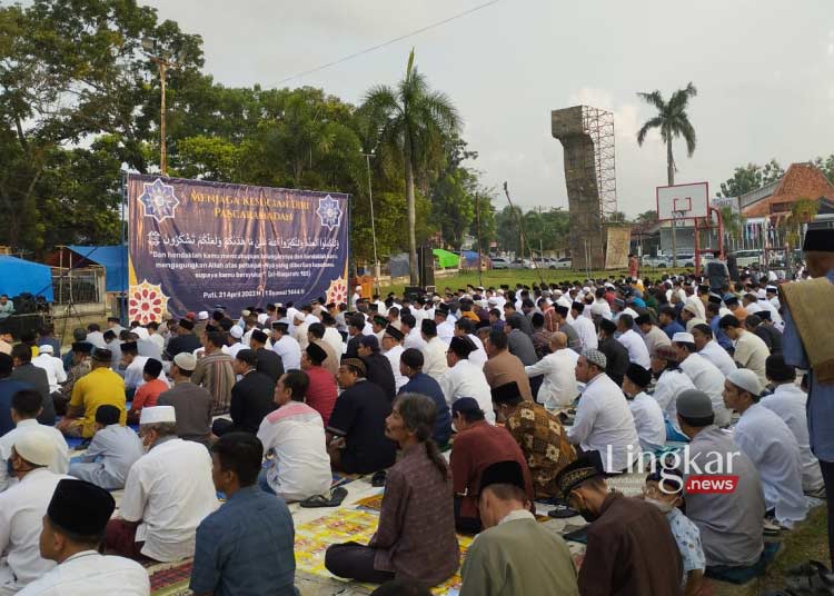 Sholat Idul Fitri 1444 H, Ribuan Umat Muslim Padati Stadion Joyokusumo Pati