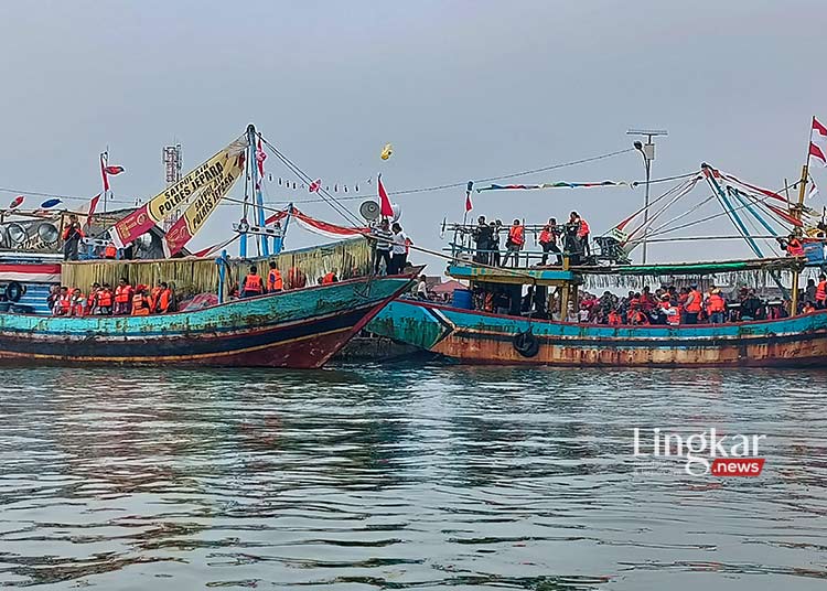 Libatkan Ratusan Perahu, Nelayan Jepara Antusias Ikuti Tradisi Lomban